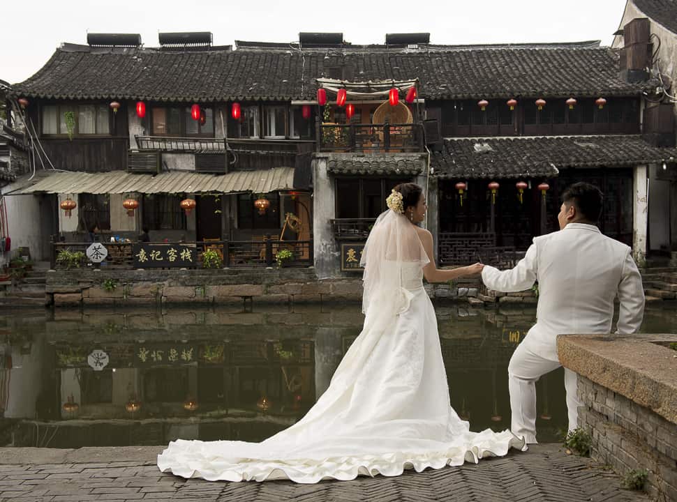 A young couple was having wedding pictures taken, Xiatan, China