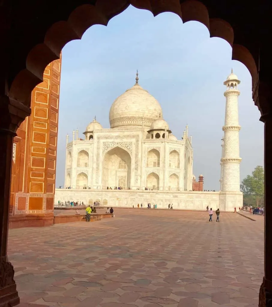 Cuties in Tajmahal