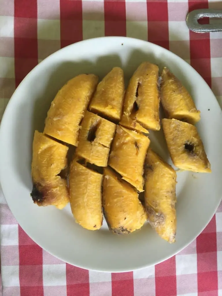 Fried Plantains/Tostones, Dominican Republic Food, Dominican republic foods, Dominican Republic Restaurant, dominican breakfast, dominican Republic fruit