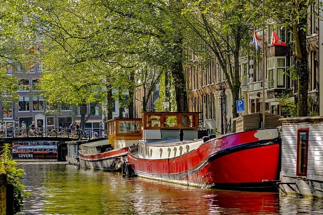 10 Awesome Things to do in Amsterdam. Check out this ultimate guide to Amsterdam for first time visitors! My list of all the things you cannot miss when visiting Amsterdam. | Amsterdam Itinerary | Amsterdam Weekend | Amsterdam Activities. #amsterdam #netherlands