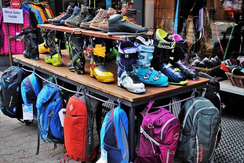What to Pack for a Ski Trip, ski packing list, ski list packing trip, essentials for skiing, skiing essentials, packing list for ski trip, packing list ski trip, what to pack for ski trip #ski #Pack #Snowboard