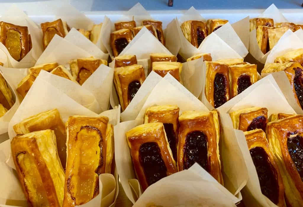 Vietnamese desserts, Vietnam desserts, Vietnamese dessert recipes, Vietnamese sweets, Vietnamese snacks, Vietnamese street food, Vietnamese Food, Vietnamese Foods, #Vietnam #desserts #Vietnamese