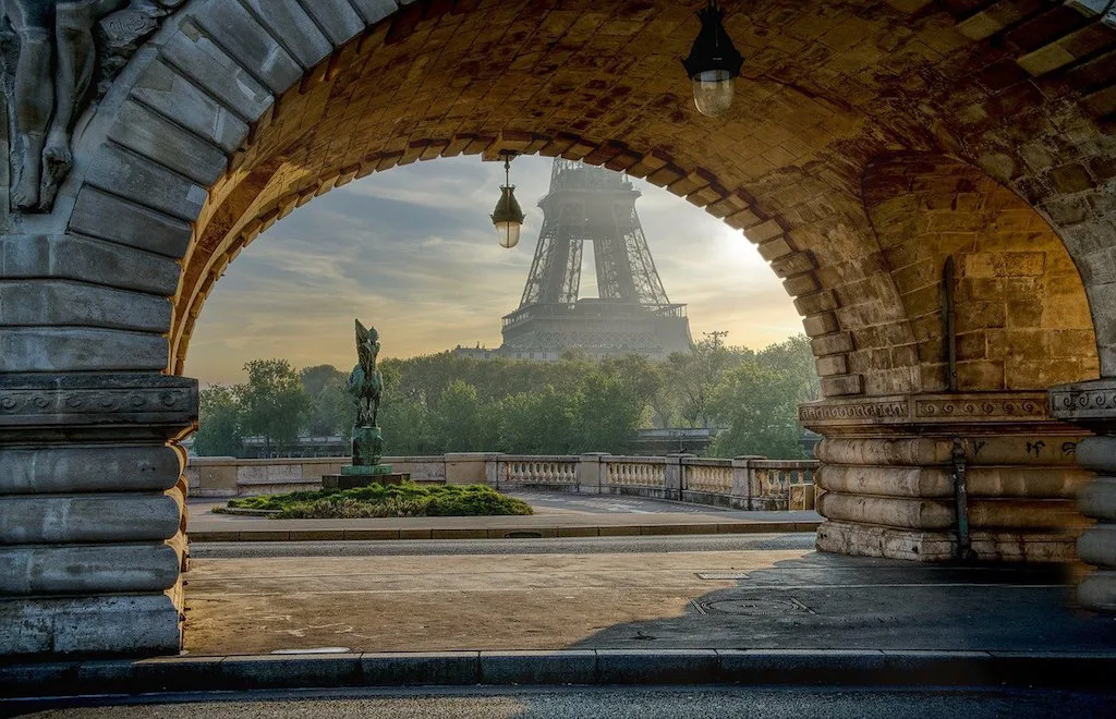 arch-with-the-Eiffel-Tower