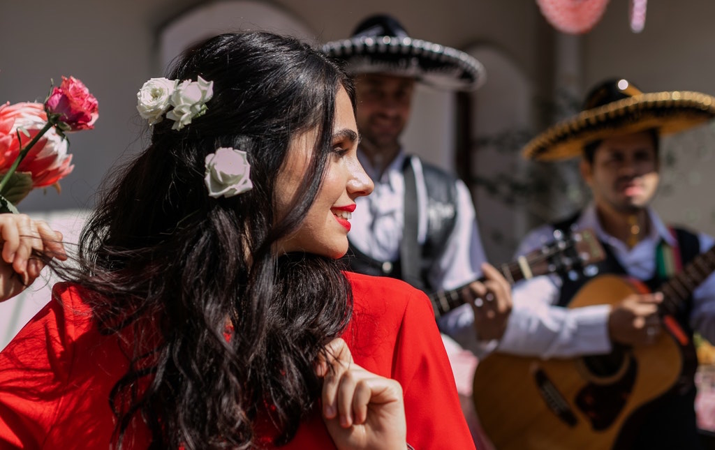 mexican girl dancing, what to wear to vacation in Mexico